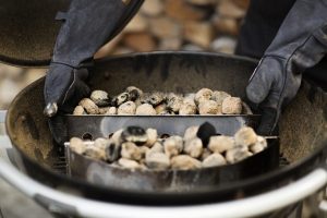 Kohlekörbe ermöglichen das indirekte Grillen auf einem Holzkohlegrill.