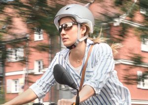 Fahrradbrille mit Fahrradhelm