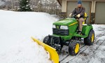 John Deere Rasentraktor mit Räumschild