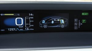 Display des Toyota Prius mit Hybridantrieb (2017)