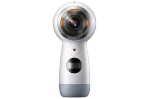 Auch Samsung mischt mit der „Gear“-Reihe auf dem Markt der 360-Grad-Kameras mit. Wenngleich die Bedienung einfach ist, kann die Bildqualität in den meisten Tests nicht vollends überzeugen. Zudem sind zahlreiche Zusatzprogramme notwendig. (Bildquelle: amazon.de)