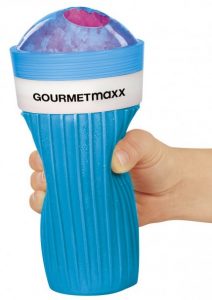 Den Slush-Eis-Becher von GourmetMaxx knetet man einfach, damit ein Slushy entsteht.