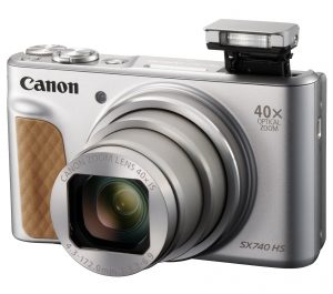 Silberne Canon PowerShot SX740 HS mit ausgeklapptem Blitz