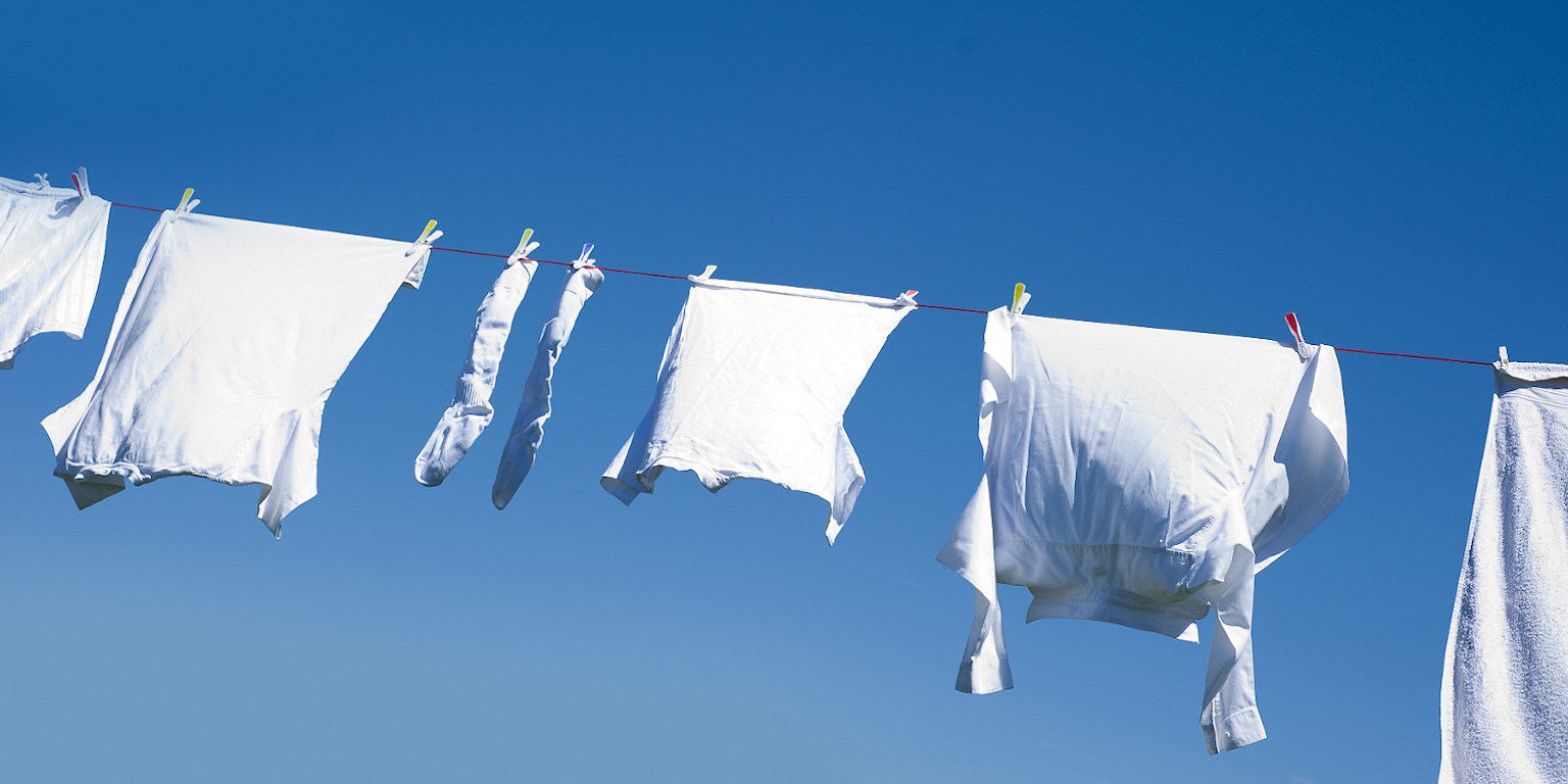 Weiße Wäsche vor blauem Himmel