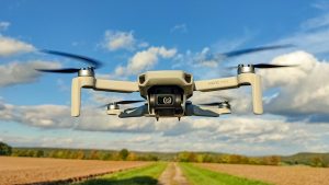 DJI-Drohne Mavic Mini fliegt über Feld