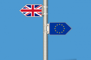Wegweiser mit Flaggen von Großbritannien und der EU