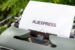 Schreibmaschine samt Blatt mit „AliExpress“-Schriftzug