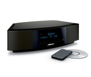 Bose Wave music system IV mit Fernbedienung und CD vor weißem Hintergrund