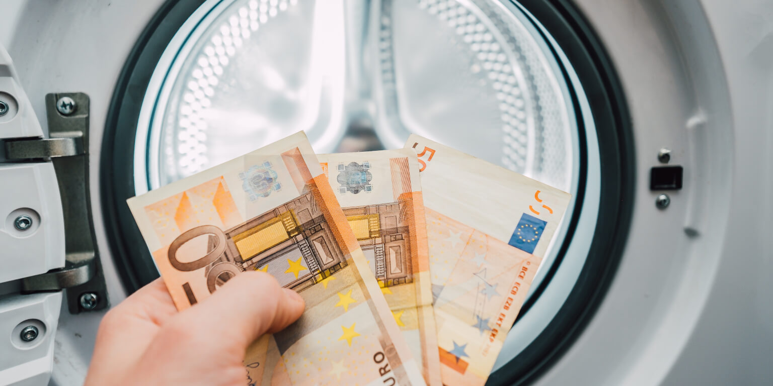 Geldscheine vor Waschmaschine