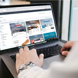 Person nutzt Online-Shopping-Webseite auf Laptop