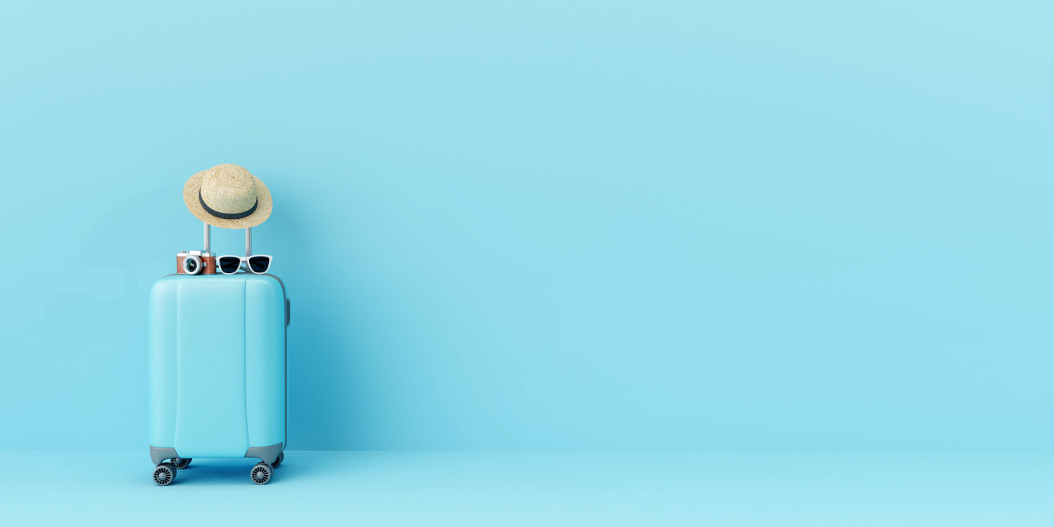 Blauer Koffer auf blauem Hintergrund