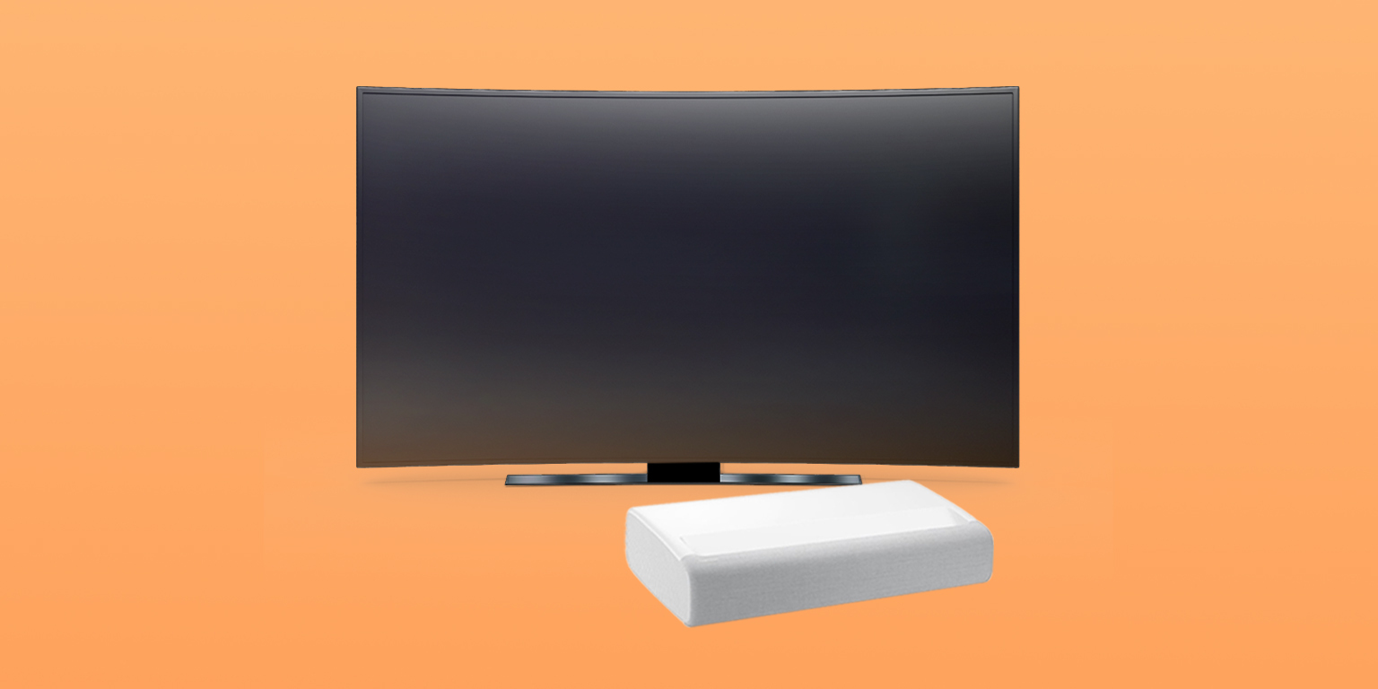 Laser-TV und Flachbildschirm vor orangenem Hintergrund