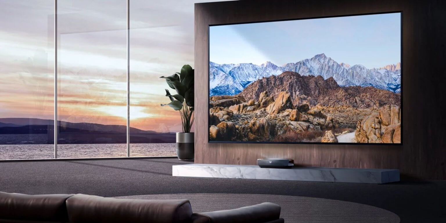 Hisense 120L9HA Soft Cinema Screen Laser-TV-Beamer im Wohnzimmer vor Leinwand mit Bild