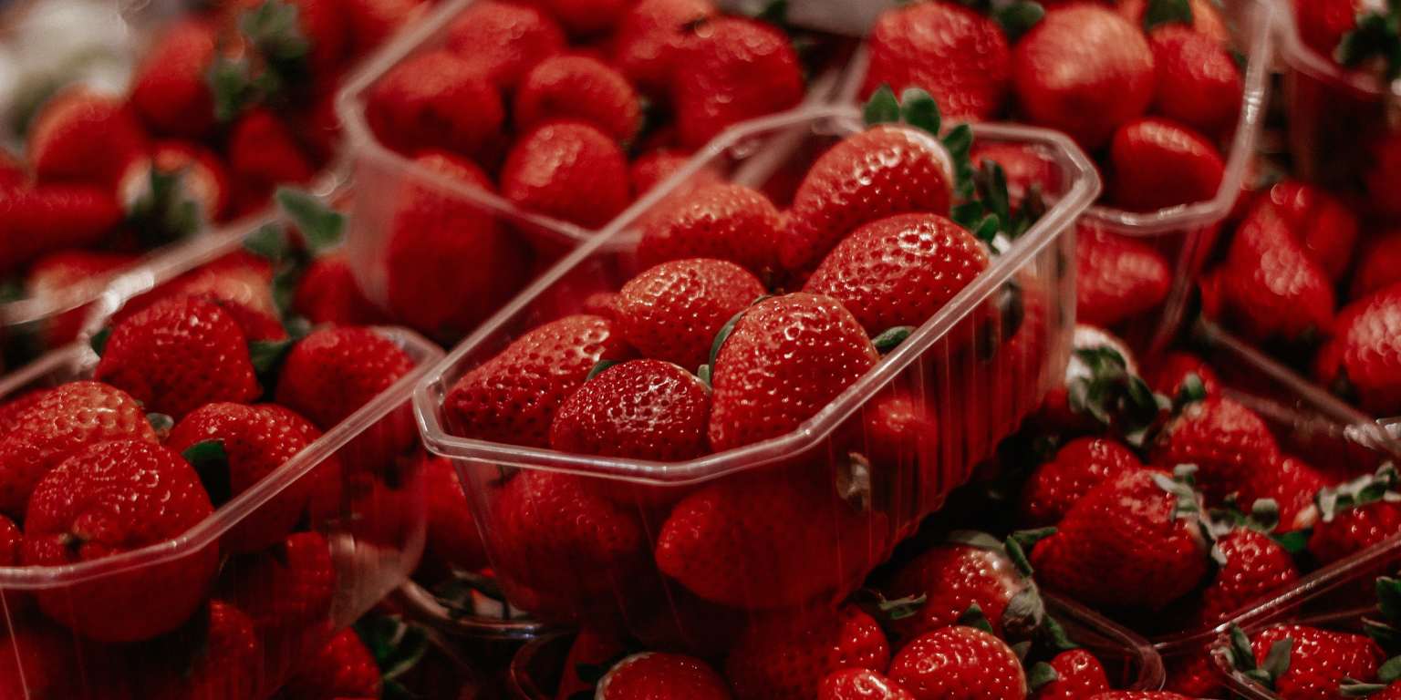 Erdbeeren in Plastikschalen