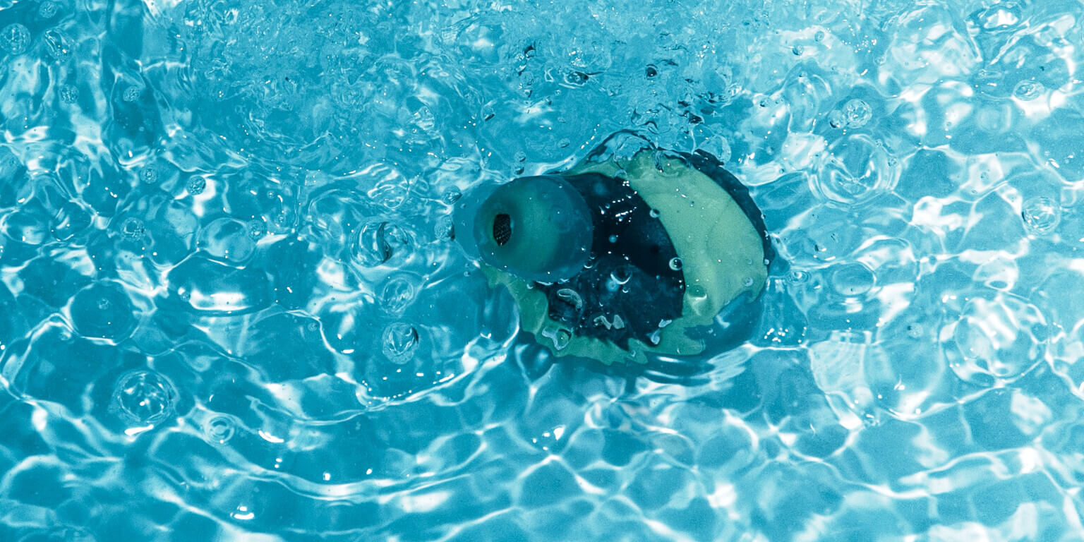 Schwimmkopfhörer unter Wasser_von Christine Sandu | unsplash.com