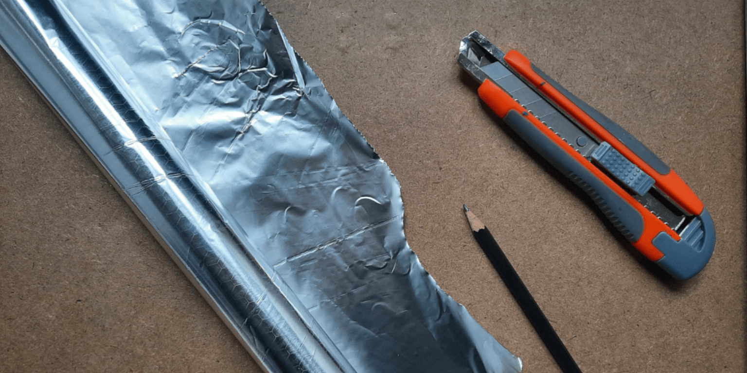 Gebraucht wird zum Bau einer Softbox unter anderem Pappe, Alufolie, ein Bleistift und ein Cuttermesser.