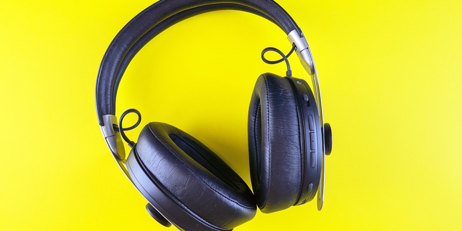 Schwarzer Over-Ear-Kopfhörer vor gelben Hintergrund Bildquelle: unsplash / Andrey Matveev