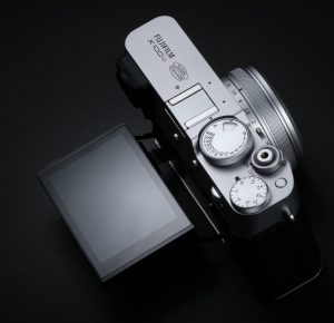 Fujifilm X100VI von oben mit aufgeklapptem Display