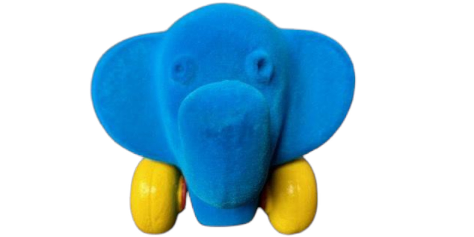 blauer Spielzeug-Elefant mit gelben Rollen in der Frontansicht