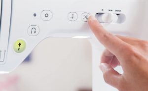 Funktionstasten bei einer elektronischen Nähmaschine