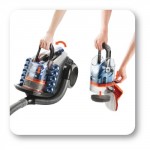 Staub fällt beim UltraCaprit von AEG in Form eines festen Briketts aus dem Behälter