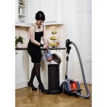 Den Staubbehälter des UltraCaptic von AEG kann man sogar im Abendkleid entleeren