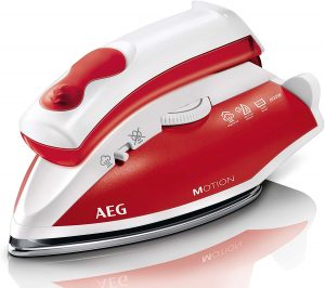 Reisebügeleisen mit einklappbarem Griff