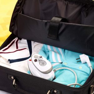 Reisebügeleisen im Koffer