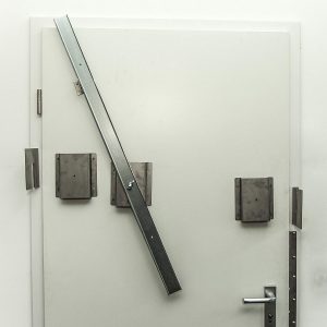 Improvisierter Panzerriegel mit schlechter Schutzwirkung