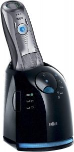 Braun Rasierer mit Reinigungsstation