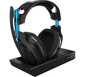 Ein Bluetooth-Gaming-Headset muss aufgeladen werden. Häufig kommt eine Ladestation zum Einsatz.