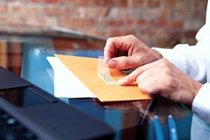 Aufkleben eines Etiketts