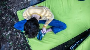 Boulderer auf Crashpad