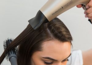 Gezieltes Trocknen einzelner Haarpartien mithilfe der schmalen Stylingdüse