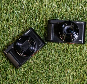 Sony HX 95 und HX99 liegend auf einem Rasen