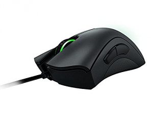 Eine kabelgebundene Gaming-Maus von Razer mit sehr elastischem Kabel.