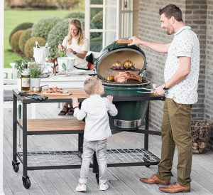 Dank eines fahrbaren Gestells samt Tisch wird der Kamado Teil der Outdoor-Küche.