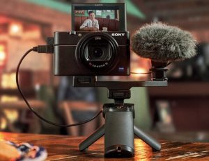 Sony RX100 VII auf Ministativ mit Mikrofon