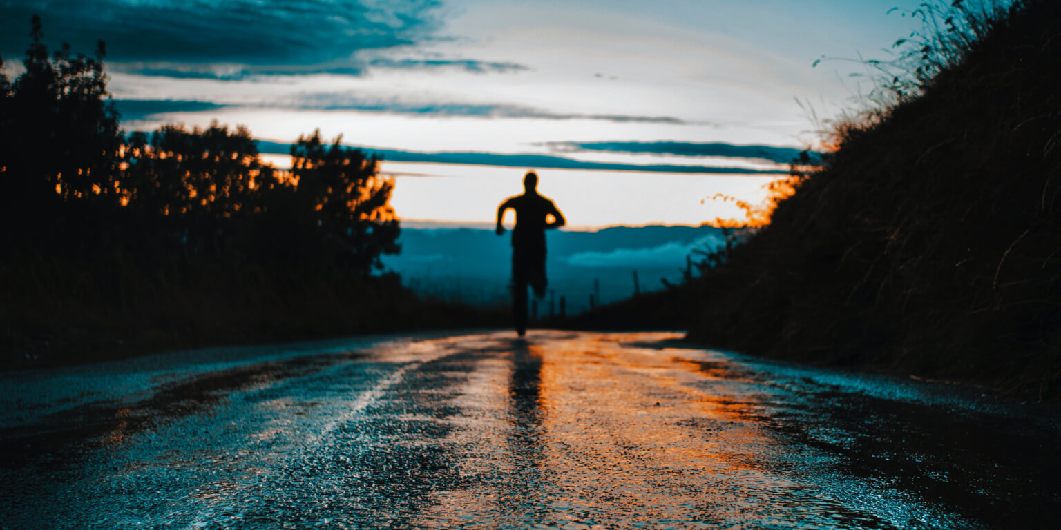 Jogger auf nasser Straße
