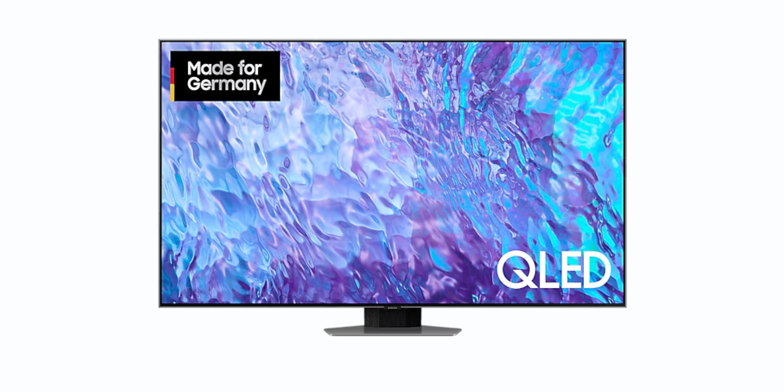 Samsung GQ55Q80C vor weißem Hintergrund