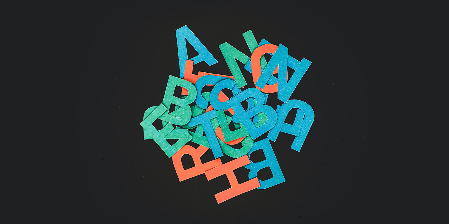 Bunte Buchstaben vor schwarzem Hintergrund | (Bildquelle: Matthias Heyde / unsplash.com)
