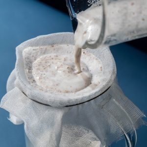 Wasser-Nussmasse wird gefiltert