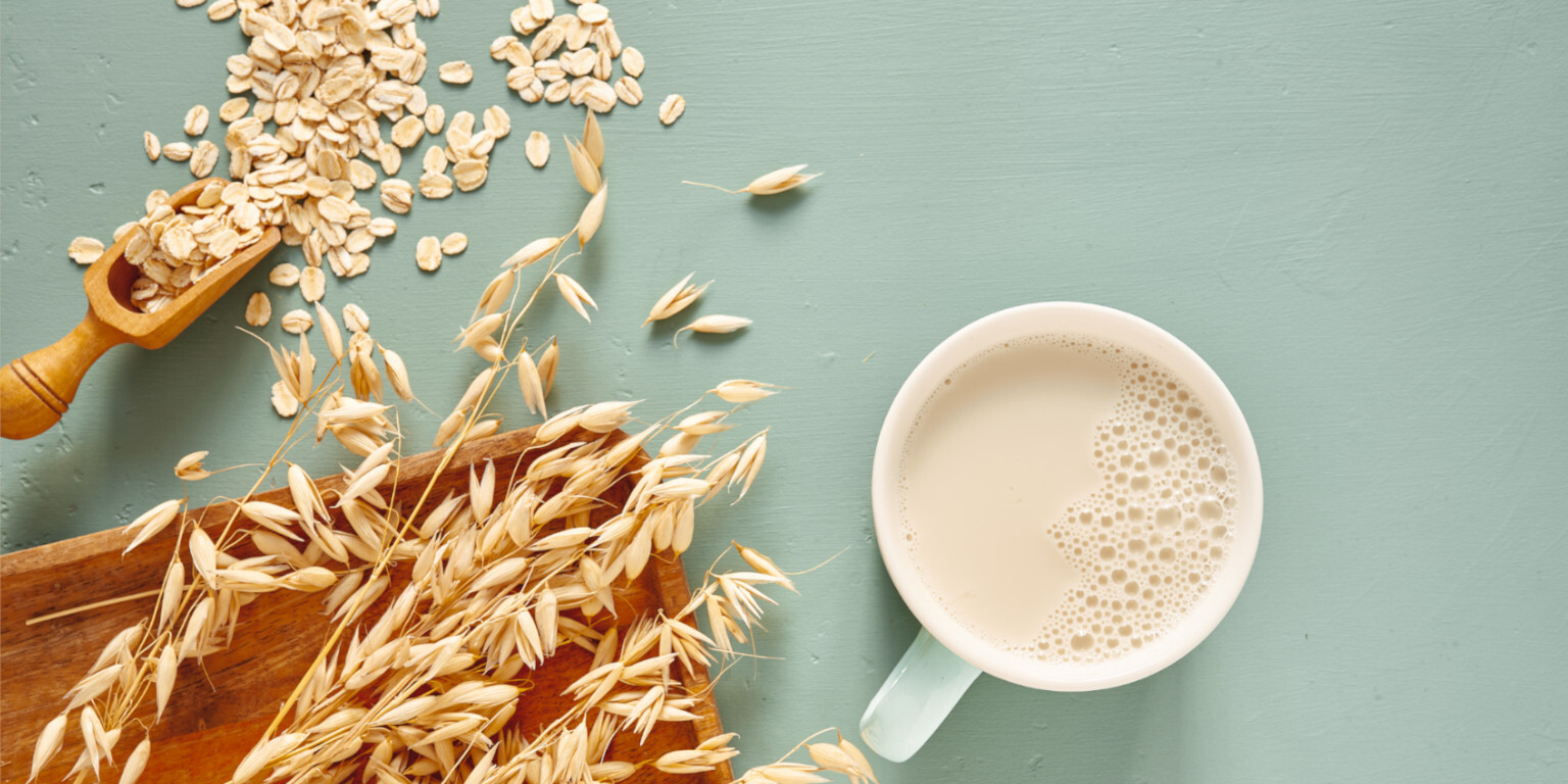 Hafer und Tasse mit Haferdrink