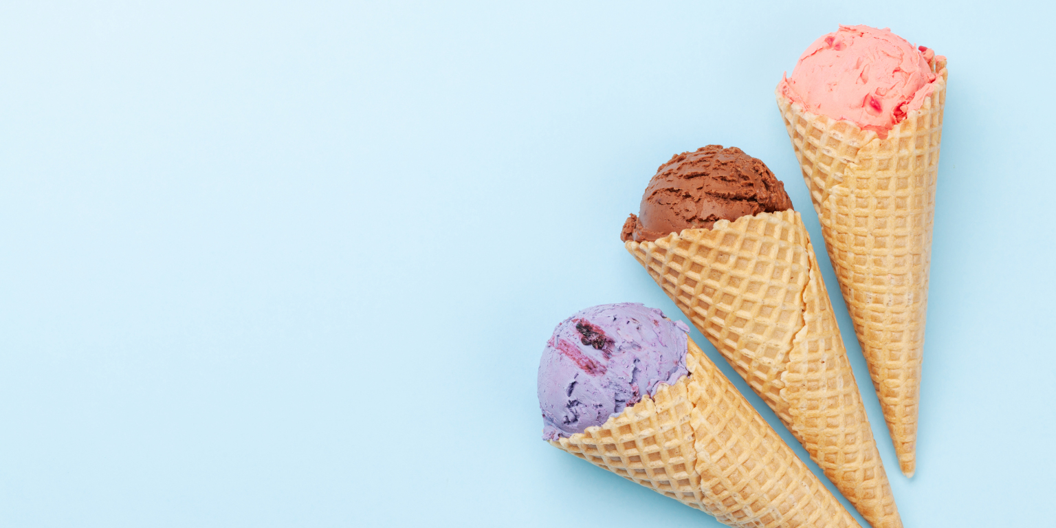 Drei Eiswaffeln mit Eiskugeln