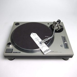 Überhangschablone von Ortofon auf Plattenspieler vor weißem Hintergrund