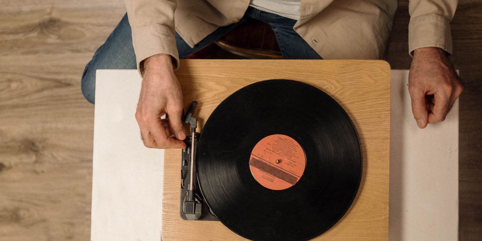 Hand brührt Tonarm von Plattenspieler