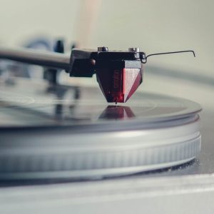 Nadel im 90°-Winkel auf Schallplatte