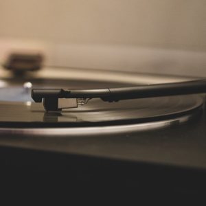 Tonarm und Schallplatte von der Seite betrachtet