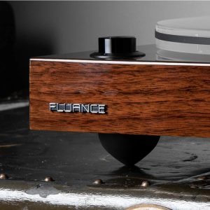 Fluance RT84W mit verstellbaren Füßen auf schwarzem Untergrund