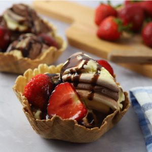 Waffel gefüllt mit Eis und Erdbeeren auf Tisch